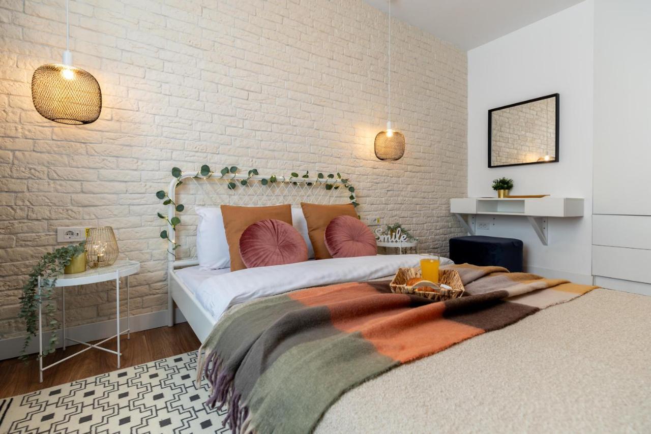 Downtown Retreat: Spacious 2-Br By Unirii Square Bucureşti Ngoại thất bức ảnh