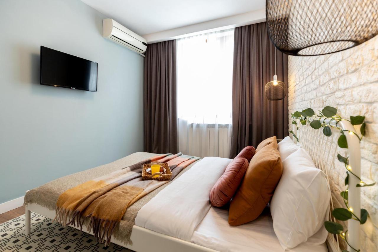 Downtown Retreat: Spacious 2-Br By Unirii Square Bucureşti Ngoại thất bức ảnh