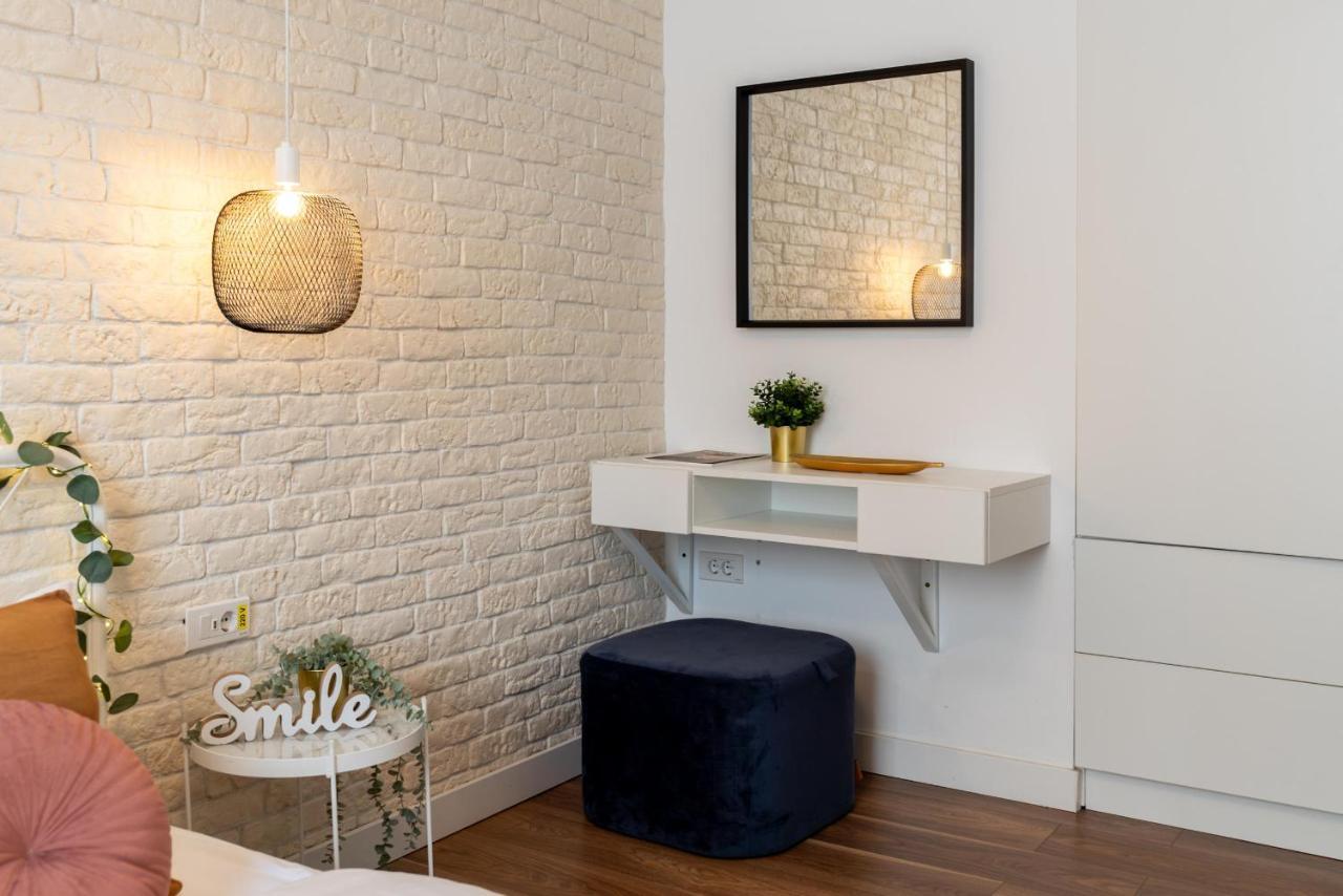 Downtown Retreat: Spacious 2-Br By Unirii Square Bucureşti Ngoại thất bức ảnh
